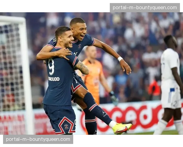 特写：巴黎王子公园球场为当地社区工作者举办感谢仪式