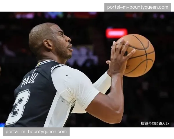 特写：老将克里斯-保罗赛后加练投篮，试图找回丢失的手感